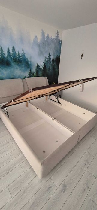 Pat tapițat 180×200 cm – gri, foarte confortabil, cu ladă de depozitare generoasă și somieră rezistentă rabatabilă – 3.900 lei.