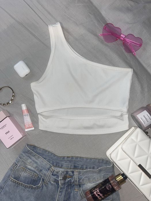 Top alb asimetric decupat