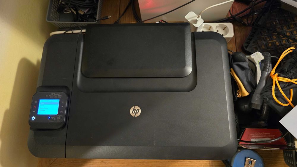 Imprimanta HP color cu scanner si cartuse de cerneala