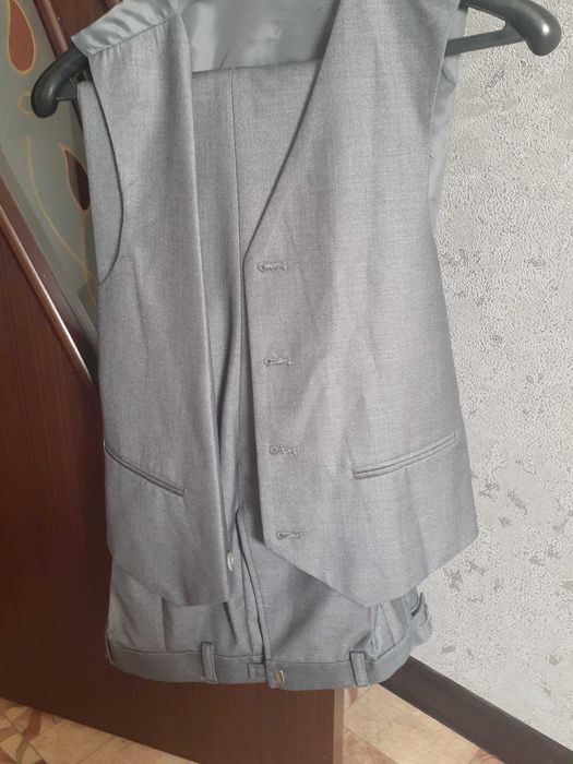 Детский школьный костюм(серого цвета)