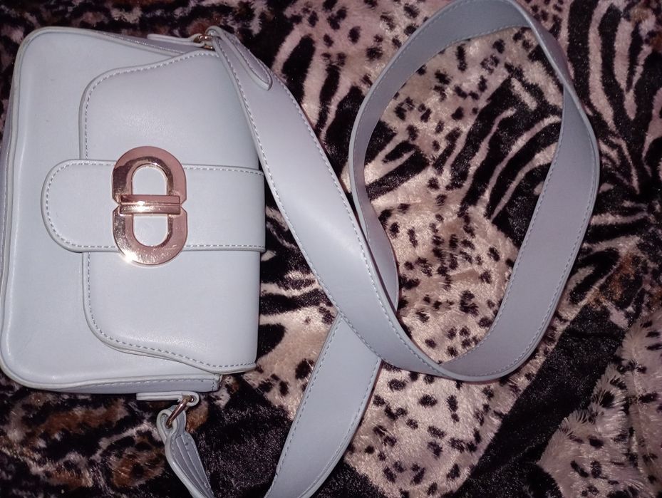 Gentuțe dame ,de umar