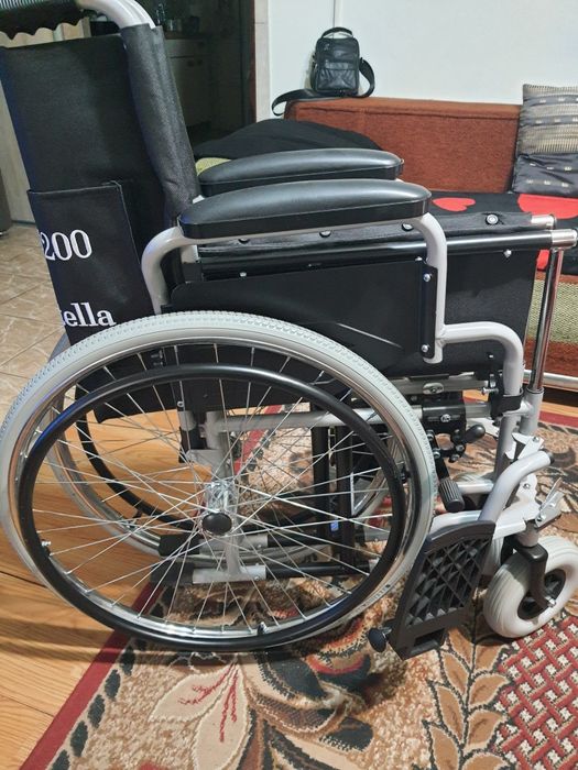 Vând cărucior nou pentru persoane cu dizabilități