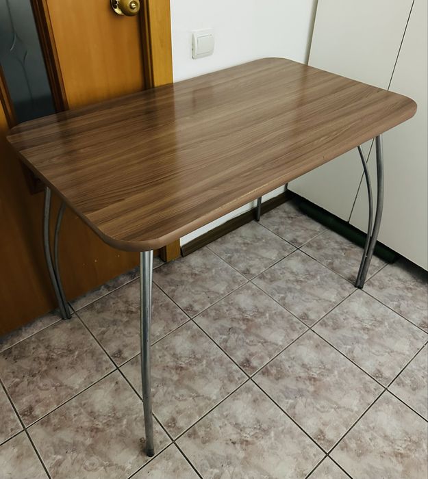 Стол коричневый в отличном  состоянии