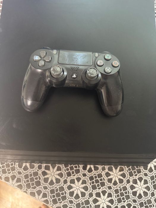 Vând Ps 4 pro 1tb cu 8 jocuri