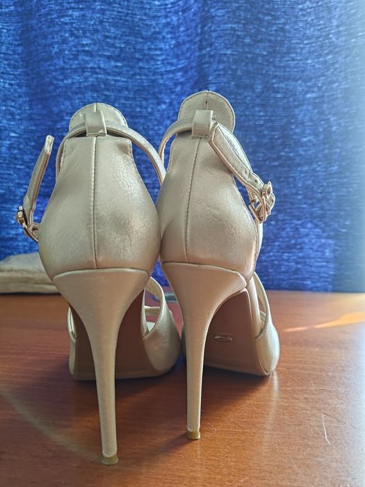 Златисти сандали на ток 36 номер