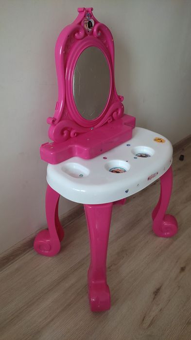Тоалетка Барби със столче и аксесоари