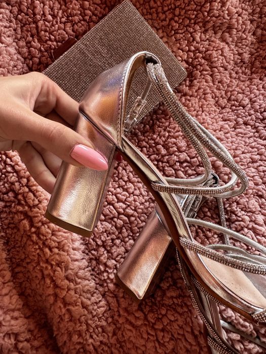 Сребърни блестящи токчета и официална чанта