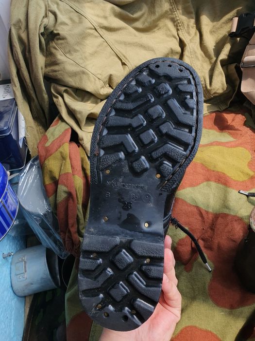 DE VÂNZARE: Bocanci scurți negri din piele – Originali din Armata Polo