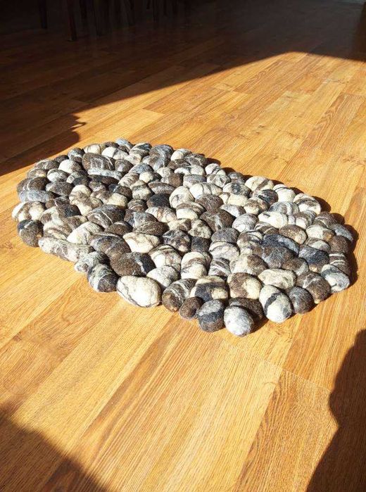 килим, пано от вълнени камъни