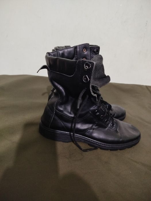 Продам кожаные казачки.