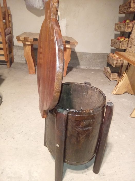 Masuta,bancuta rustica lemn masiv plus ciubar vechi lucrat manual .