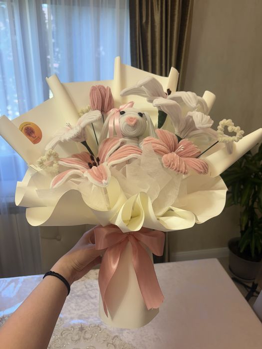buchet din flori plusate