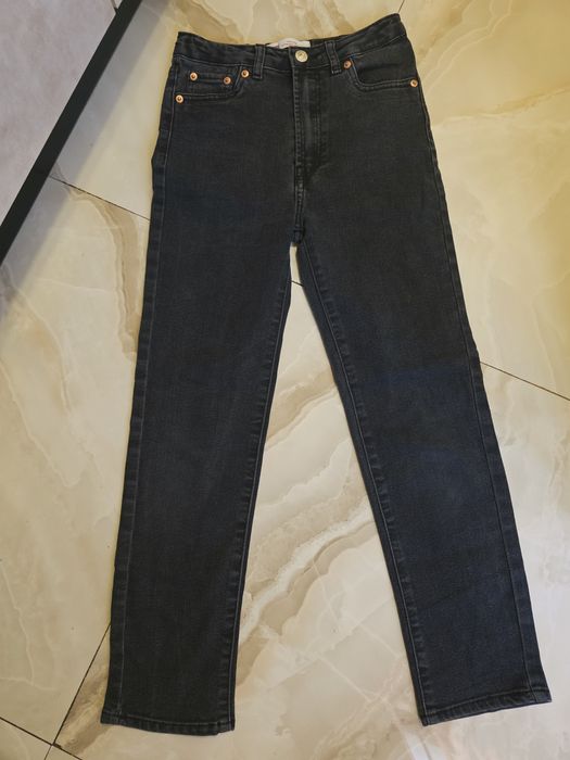 Blugi Levi's stare foarte bună o mică dungă  pe spate vezi foto mărimea 140 cm