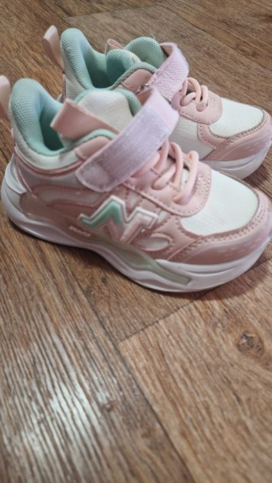 Продам кроссовки для девочки