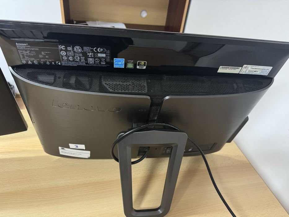 2 PC-uri All-in-One: Lenovo Functional + ASUS pentru Piese