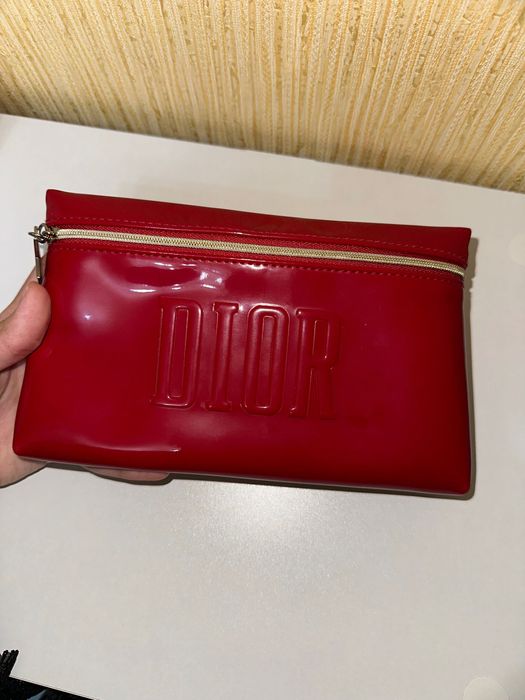 CHRISTIAN DIOR
Красная косметичка