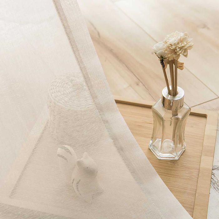 Комплект от 2 светлобежови прозрачни воалирани завеси с капси