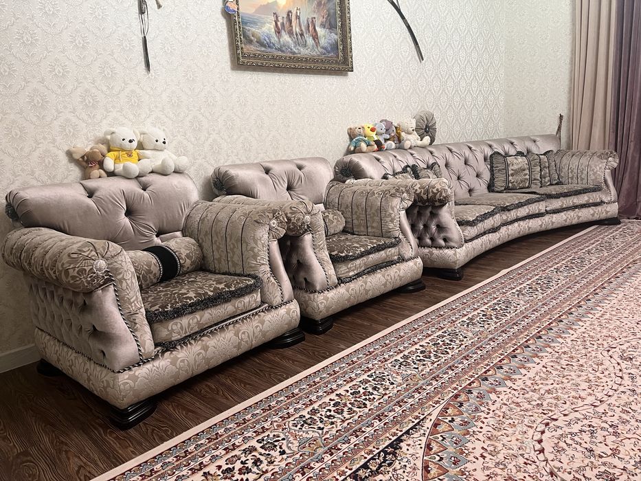 Срочно продаю диван с креслами.