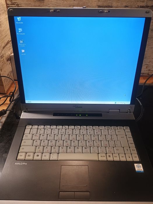 Лаптоп amilo pro v2030