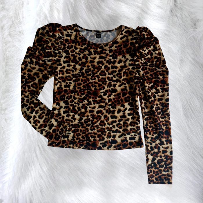 Bluza cu imprimeu animal print cu mâneci bufante, este Noua