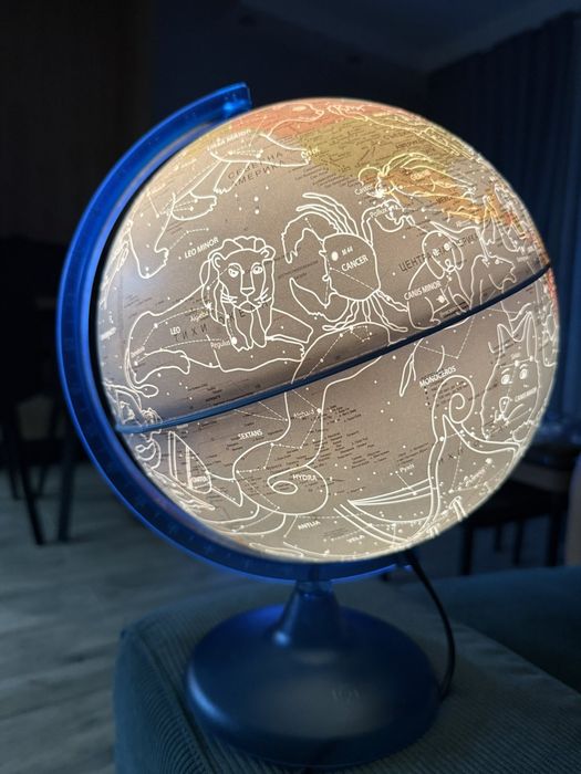 Светещ глобус Ден и нощ