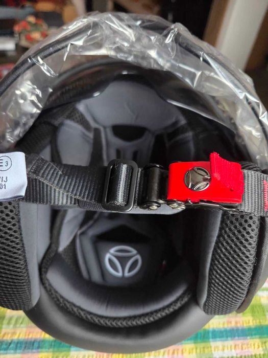 каска за мотор MOMO