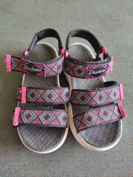 Încălțăminte fata: adidași Puma 34, Nike 32, sandale Skechers 29,