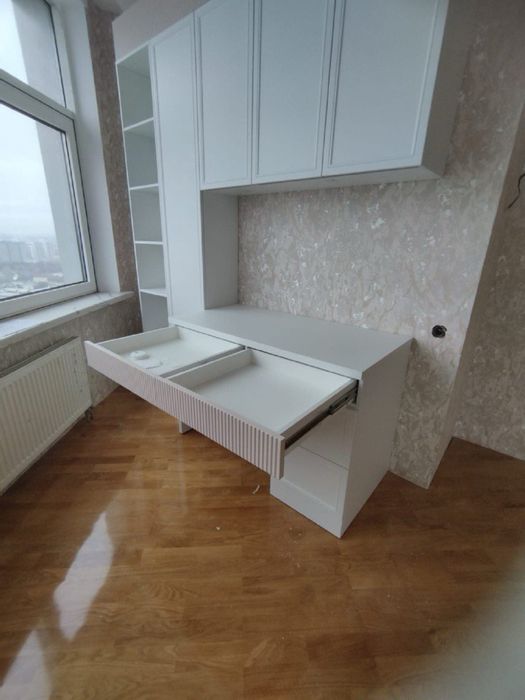 Шкаф для спальни со стульем