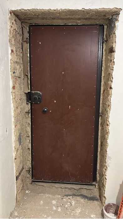 Входная железная дверь