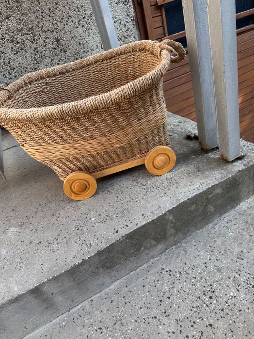 Стара ретро кошница на колела