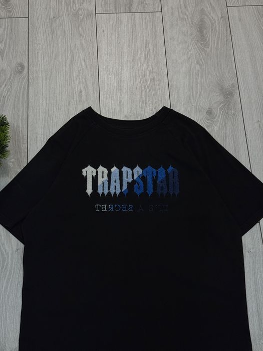 Tricou Trapstar de culoare neagră cu imprimeu brodat – mărimea M