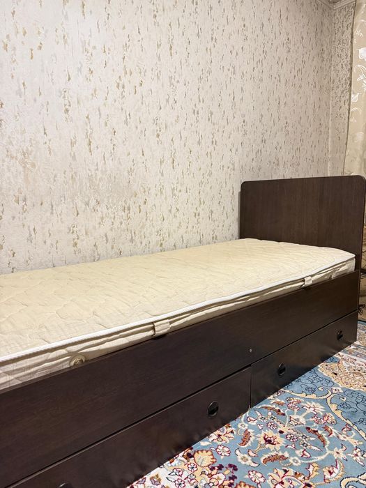 Продам кровать с матрасом. Цена — 10 000.