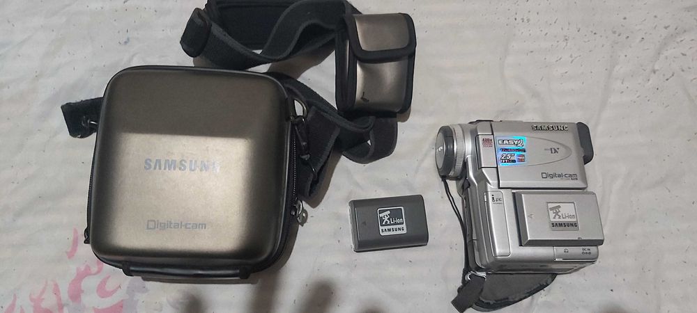 Продавам видиокамера с мини касети и две батерии с чанта