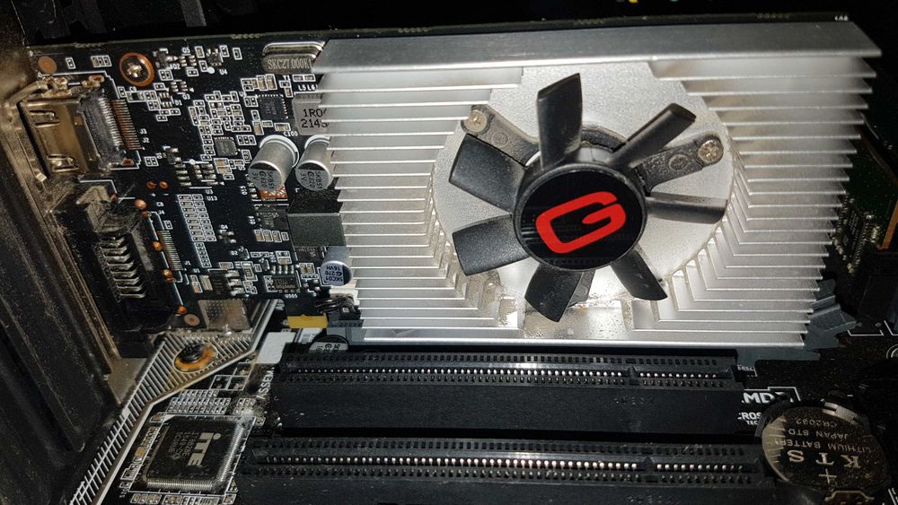 PC desktop cu carcasa RGB n'Joy