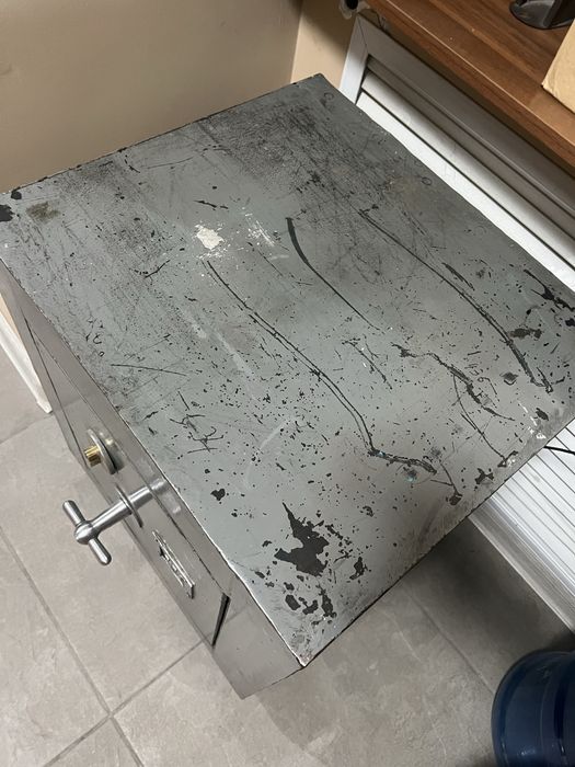 Сейф (с кодовым замком)