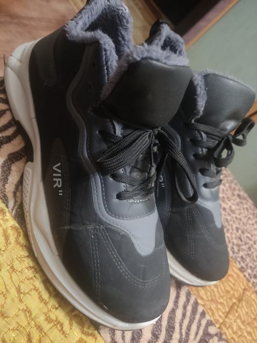 Продам пара обуви