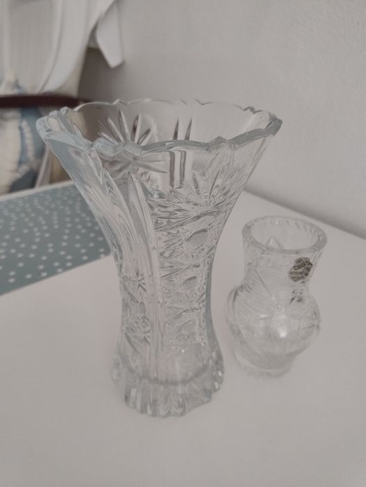 Vind două vaze cristal.