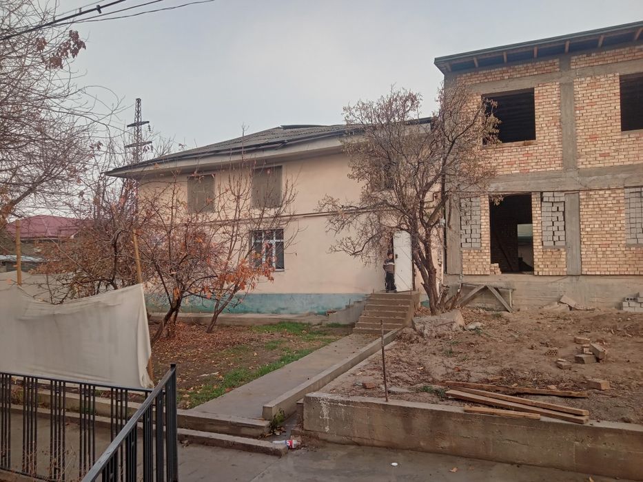 Yakkasaroy kòchasida uy sotiladi