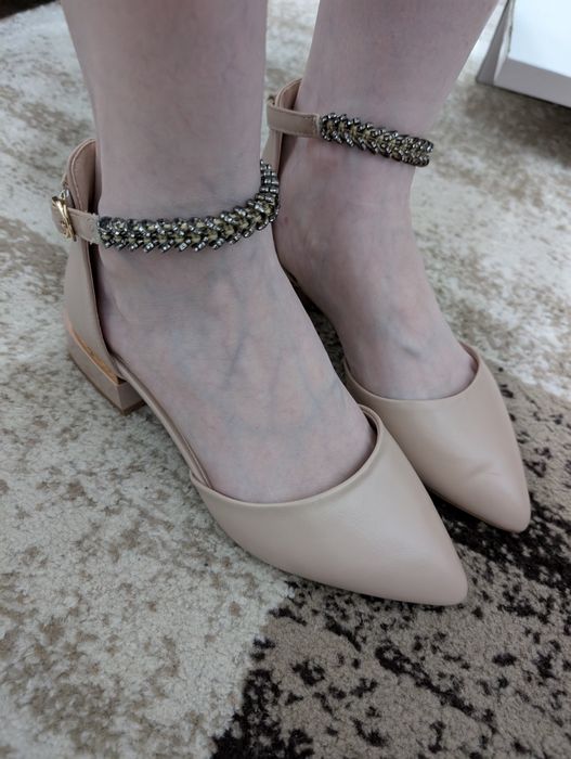 Продам бежевые туфли