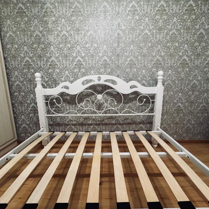 Кровать с матрасом