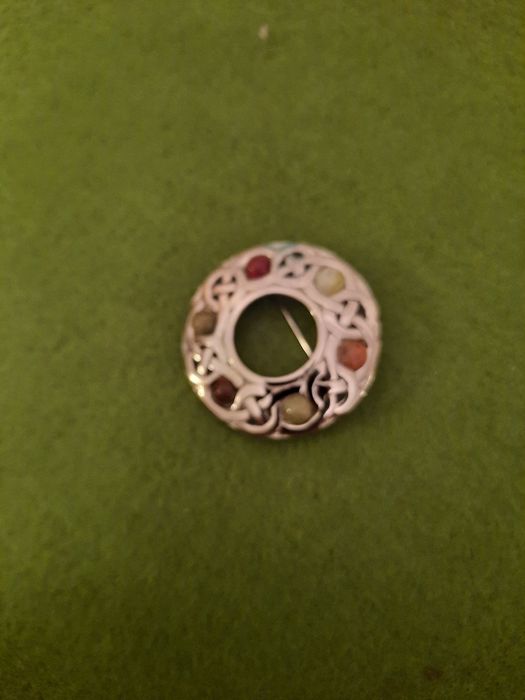 Deosebita brosa cu pietre semiprețioase