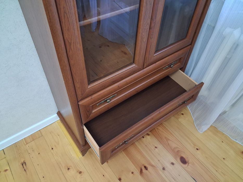 Сервант ( витрина)