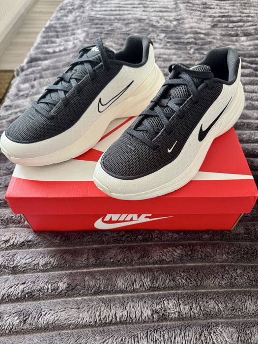 Nike Uplift Sc alb-negru.