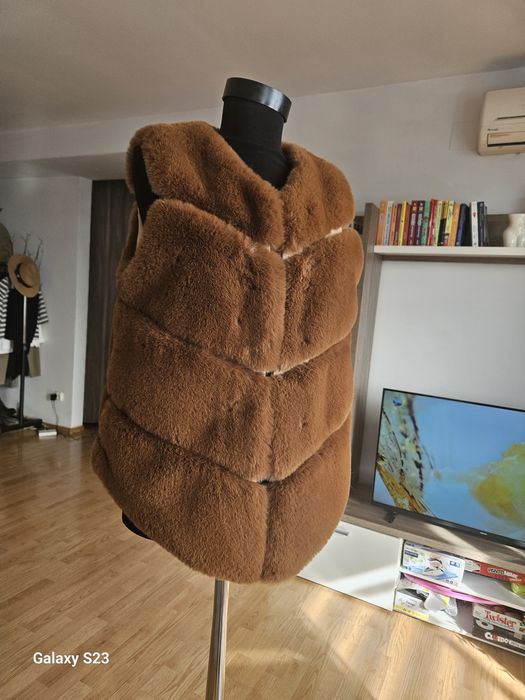 Vesta blana artificiala.100 lei