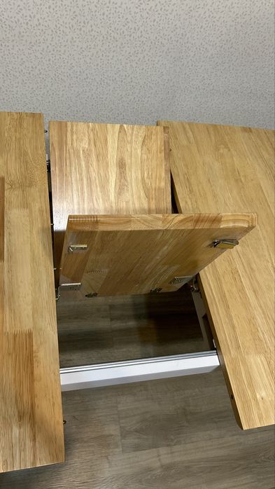 Обеденный стол со стульями