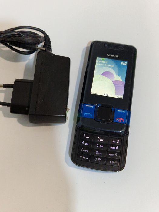 Telefon Nokia Slide cu încărcător