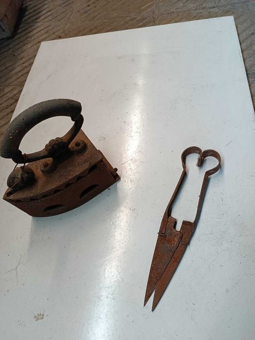 Стари уреди, ютия и други, вериги за въглища, медна тава и менци