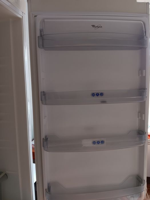 Холодильник двухкамерный Whirpool.