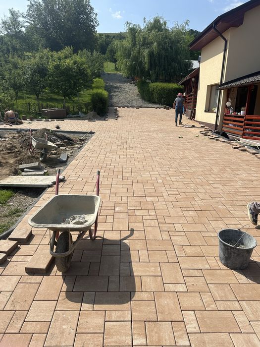 Execut lucrări de pavaje / Terasamente / gazoane / garduri