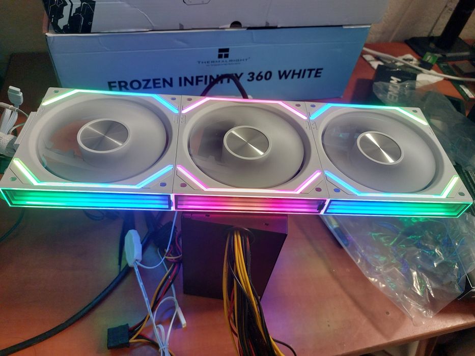 Set ventilatoare tip Lianli unifan Asiahorse Dawn albe,S,normale,noi.